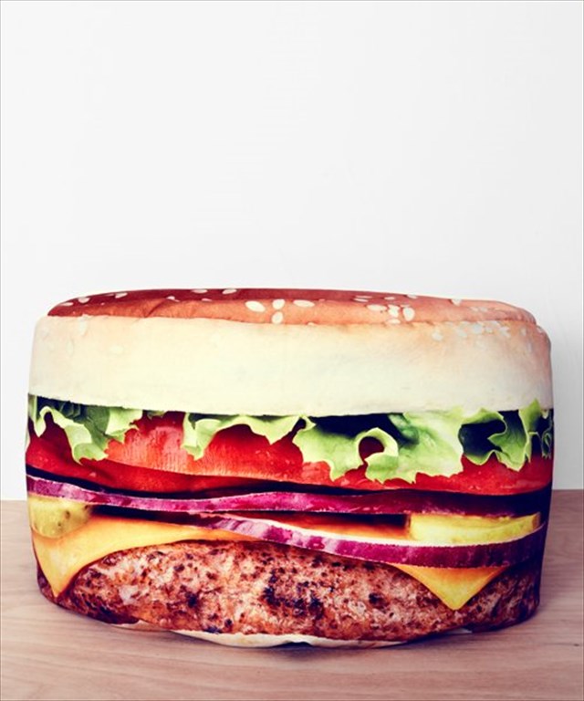 これは可愛い！でっかいハンバーガー型のクッション「Burger Bean Bag」