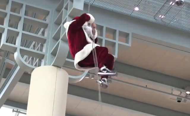 【動画】サンタさんのNGシーンばかりを集めた動画「Best Santa Fails Ever Compilation」