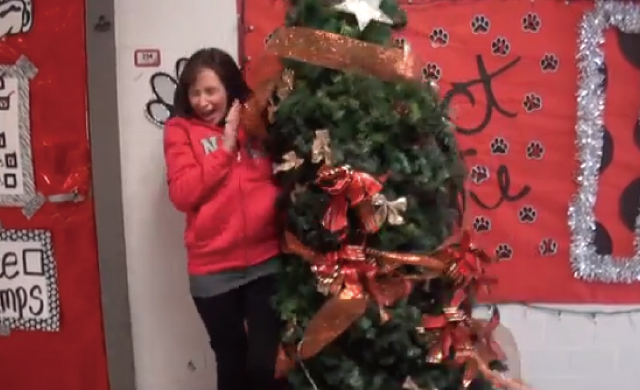 【動画】突然クリスマスツリーが動き出すドッキリ