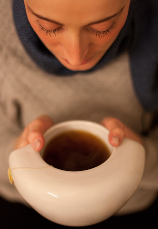 寒い冬に是非欲しい！手を入れて温めることができるマグカップ「Hand Warmer Mug」