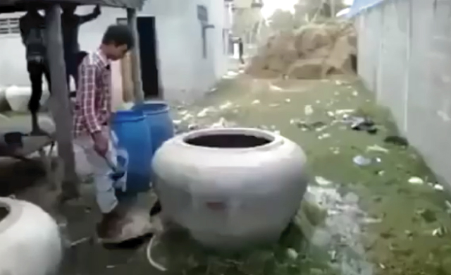 【動画】衝撃！大きな壺を壊したら中からとんでもないものが！