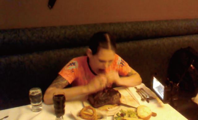 【動画】スレンダーな女性が72オンス(約2kg)のステーキを2分44秒で食べきりギネス記録達成！