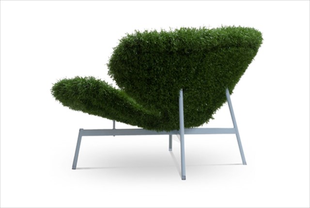 芝生に腰掛けているような気分になれるソファー by SOLV