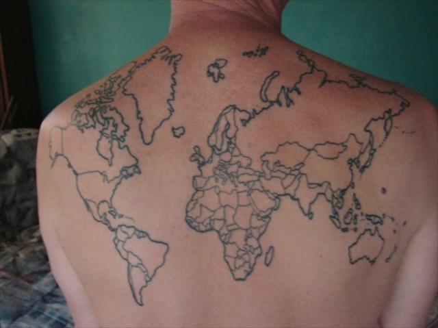旅行した国を背中の世界地図型タトゥーにメモっている男「Bill Passman」