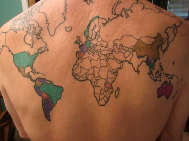 旅行した国を背中の世界地図型タトゥーにメモっている男「Bill Passman」