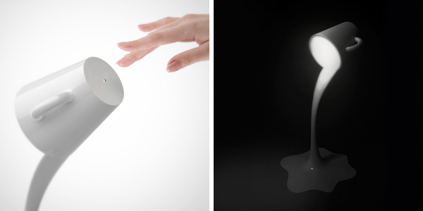 マグカップからミルクがこぼれ落ちたようなデザインのライト「Pouring Light」
