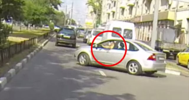 ゴミをポイ捨てした車をバイクで追跡してゴミを投げ返す謎の女性の動画が話題