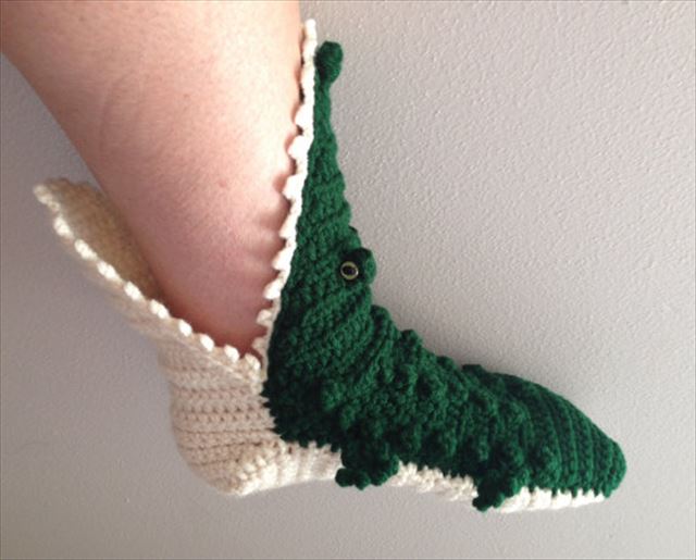 ワニにガブッ！と噛まれたような靴下「Crocheted Alligator Slipper Socks」