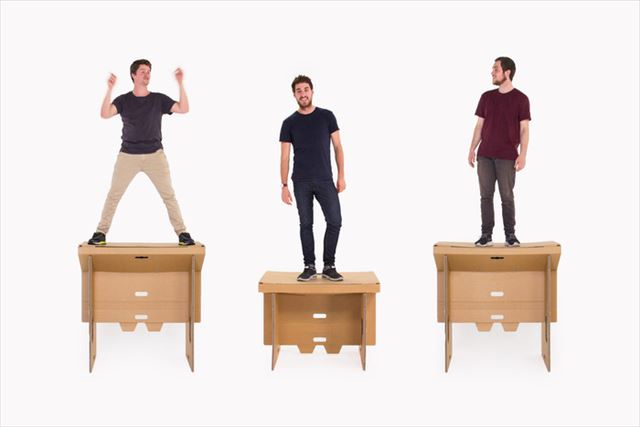 片手で持ち運べてすぐに組み立て可能なダンボール製デスク「Refold's Portable Cardboard Standing Desk」