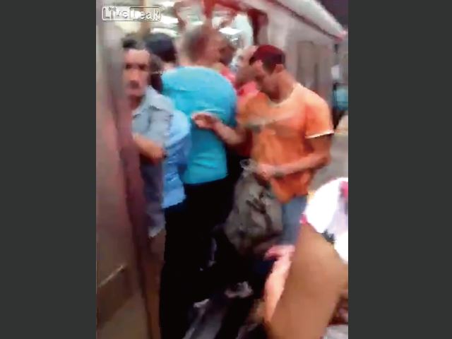 【動画】満員電車のドアにとんでもないところが挟まってしまった男性ｗｗｗ