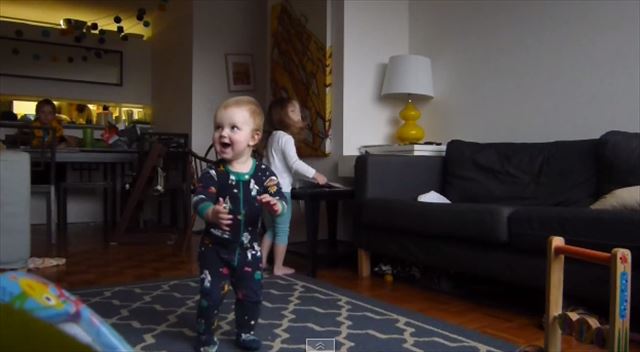 【動画】思わず応援してしまう！赤ちゃんが歩けるようになるまでの練習風景を撮影したタイムラプスムービー