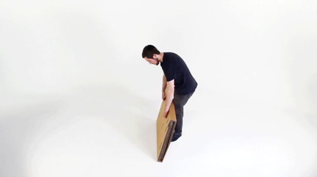 片手で持ち運べてすぐに組み立て可能なダンボール製デスク「Refold's Portable Cardboard Standing Desk」