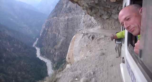 【動画】乗るだけで寿命が縮まりそう・・・ヒマラヤの超危険な山道を走るバスの映像が凄い