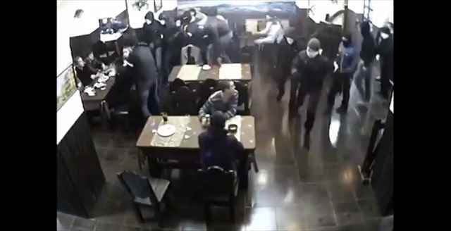 突然レストランに武装した黒ずくめの男達が乱入！・・・したけど全く気にせずに食事を続ける男性ｗ