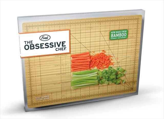 几帳面な人にオススメしたいキッチリ同じサイズに切れるまな板「The Obsessive Chef Cutting Board」
