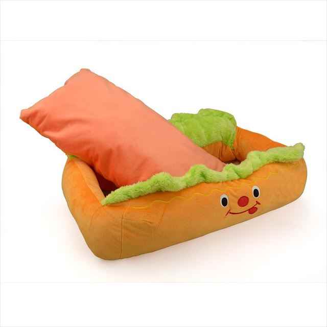ホットドッグ型の犬用ベッド「Hot Dog Bed」