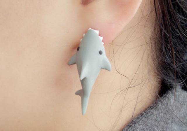 サメにガブッと噛まれたようなイヤリング「Shark Bite Earrings」が可愛すぎる！