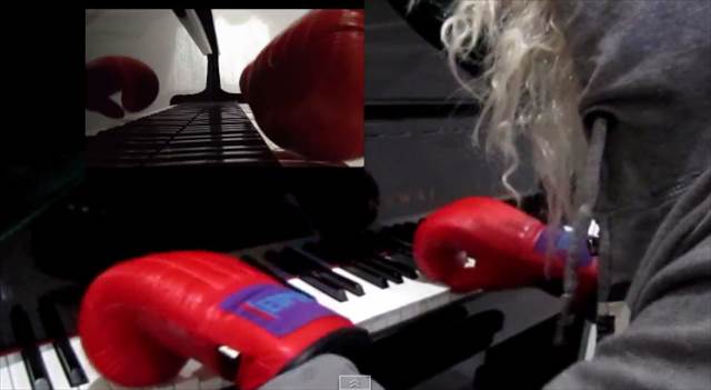 ボクシンググローブをつけたままピアノで演奏する「アイ・オブ・ザ・タイガー」が凄い！