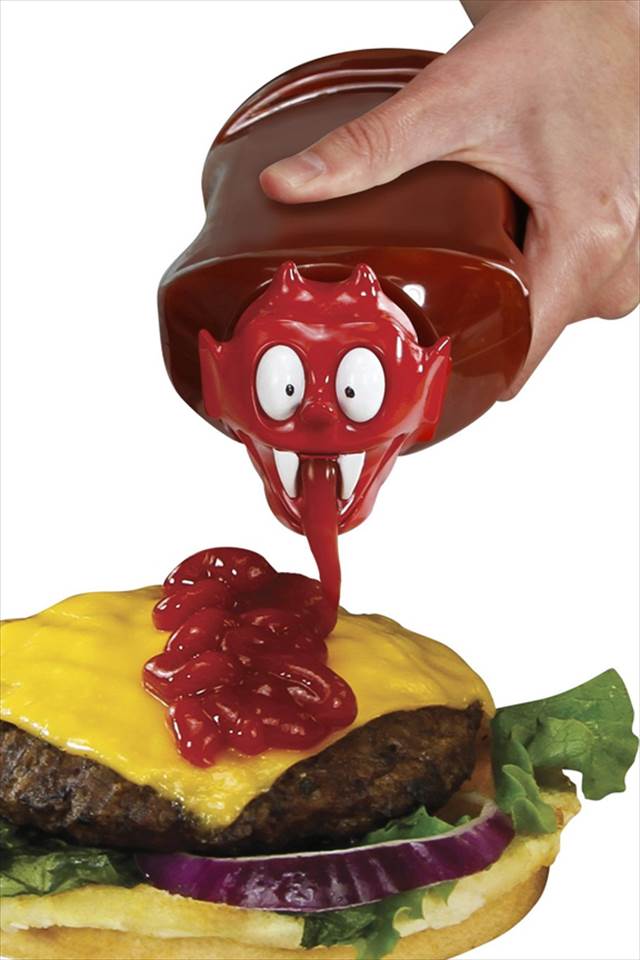 オムライスを悪魔的儀式に変えるグッズ「Ketchup Kritter Condiment Cap」