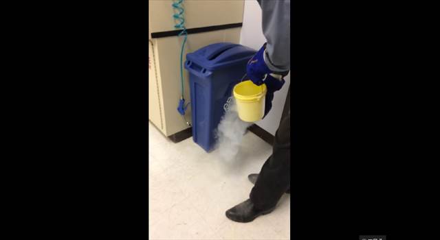 【動画】大掃除に便利！？液体窒素を床にぶちまける超強引な床掃除の方法（※絶対に真似しないように）