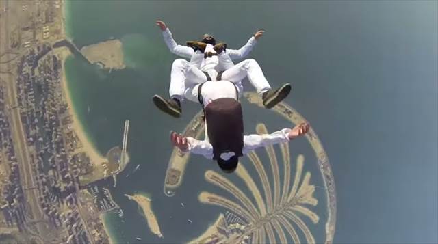 【動画】GoProで撮影された『シンクロナイズドスカイダイビング』の様子が凄い！