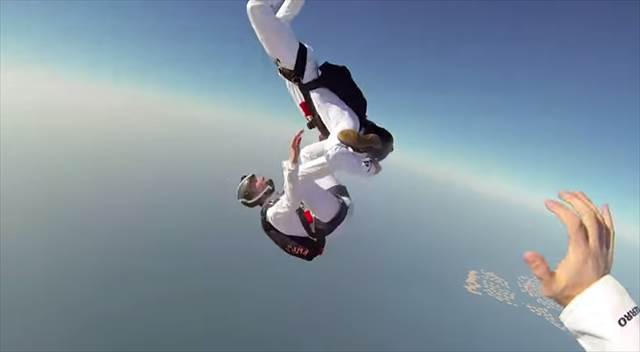 【動画】GoProで撮影された『シンクロナイズドスカイダイビング』の様子が凄い！