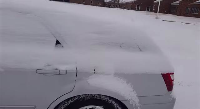 【動画】車の上に積もった雪を手を触れず超ROCKに除雪する方法とは？