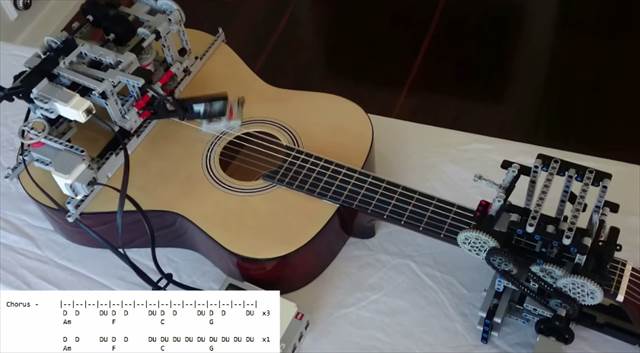 男子のハートを絶妙に刺激してくる！レゴで作られたギターを自動演奏するマシーンが凄い！
