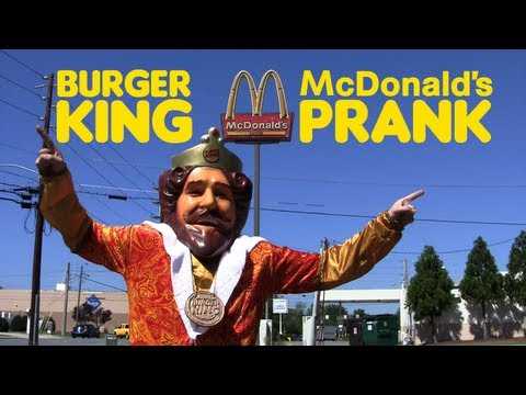 【動画】バーガーキングのマスコットがマクドナルドに侵入し無料バーガーを配布