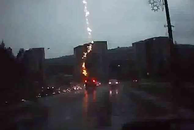 【動画】高速道路を走る車に雷が落ちる瞬間
