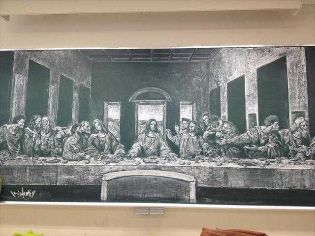 【画像】黒板にチョークで描かれた「最後の晩餐」のクオリティが半端ない＋おまけ