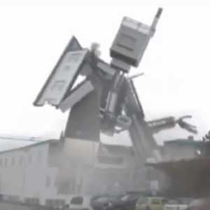 【動画】建物が突然ロボットに変形して踊りだす動画が凄い！