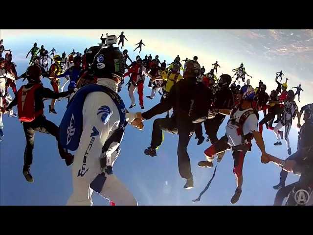 【動画】みんなで飛べば怖くない！？138人同時のスカイダビングが凄い！