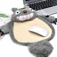 トトロのお腹の上で操作するモフモフなマウスパッド