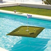 プールにプカプカ浮かべるゴルフのグリーン「Floating Golf Greens」