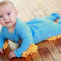 赤ちゃんの「はいはい」を利用して床をピカピカにする「Baby Mop」って商品ワロタｗ