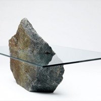 まるで湖に浮かぶ孤島、岩とガラスだけで造られたテーブル「Emmet Rock」