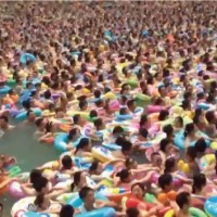 【動画】想像を絶するレベルで混雑している中国四川省の海水プール