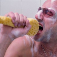 お風呂で熱唱しちゃう人用のスポンジ「Mic sponge」