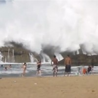 【動画】プエルトリコにある岩石の壁に囲まれたビーチへ押し寄せる波が半端ない！
