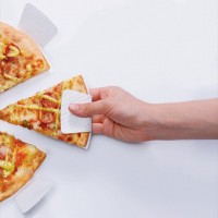これは日本も採用すべき！手が汚れない画期的なピザ用の紙皿