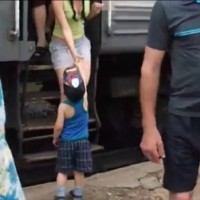 【動画】ロシアの列車の乗客を和ませた可愛いお出迎え