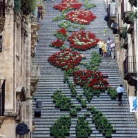 サンタマリアデルモンテの大階段の鉢植えで作られた巨大なアートワークが素敵！