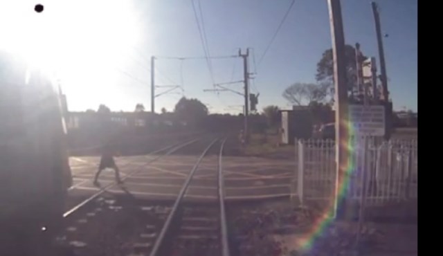 【動画】完全に列車に轢かれたように見えた男性が奇跡的に助かった瞬間の映像