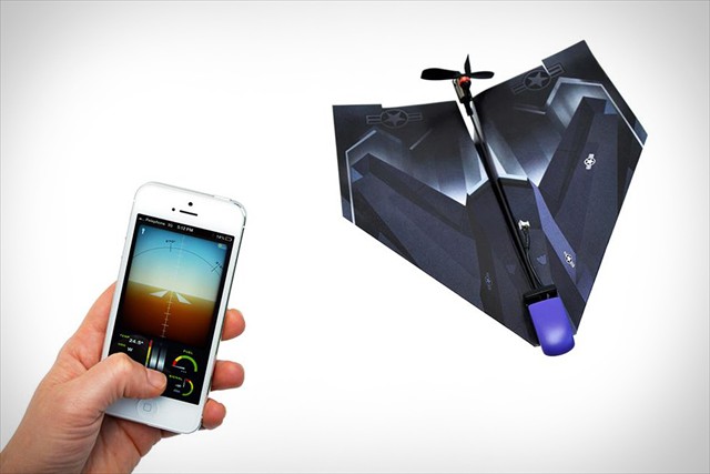 紙飛行機に装着するとiPhoneで操縦できるラジコンになる「iphone Controlled Paper Airplane」が凄い！