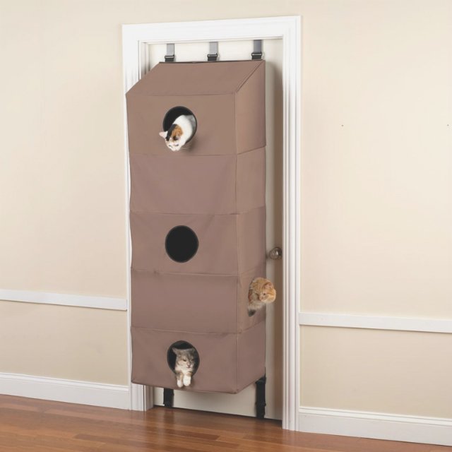 これは画期的！ドアに取り付けることができる猫マンション「Door Hanging Cat Condo」