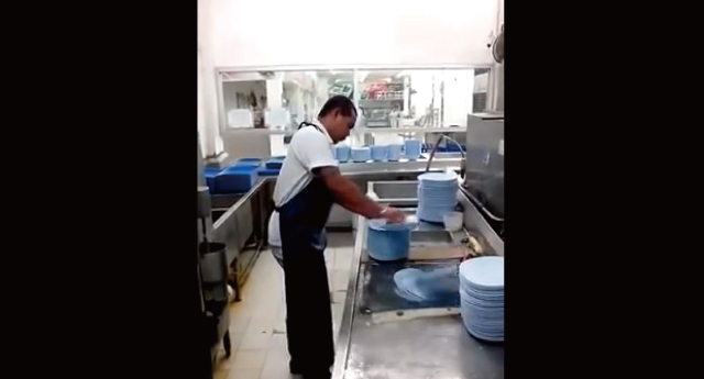 【動画】10秒で50枚の皿を洗う超高速皿洗い職人が凄い！てかちゃんと洗えてるのこれｗ