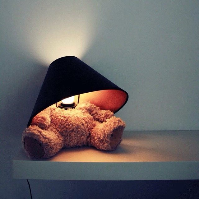 テディーベアが遊んでいるように見えるルームランプ「Teddy Bear Lamp」