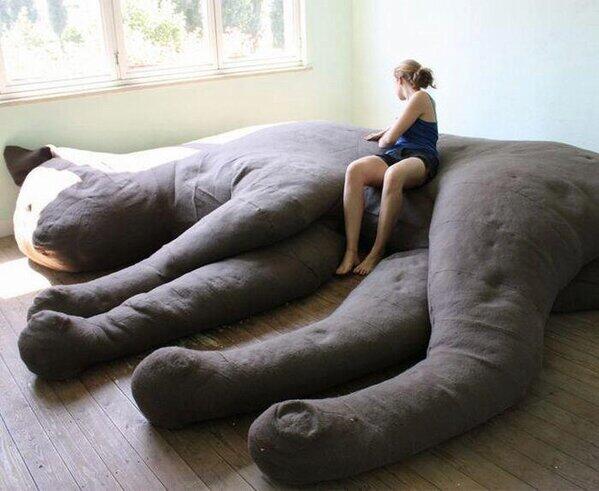 「超巨大な猫が寝転がっているようなソファー」がTwitterで話題に