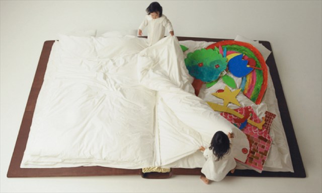 大きな本のページに挟まって寝ているような布団 by Yusuke Suzuki